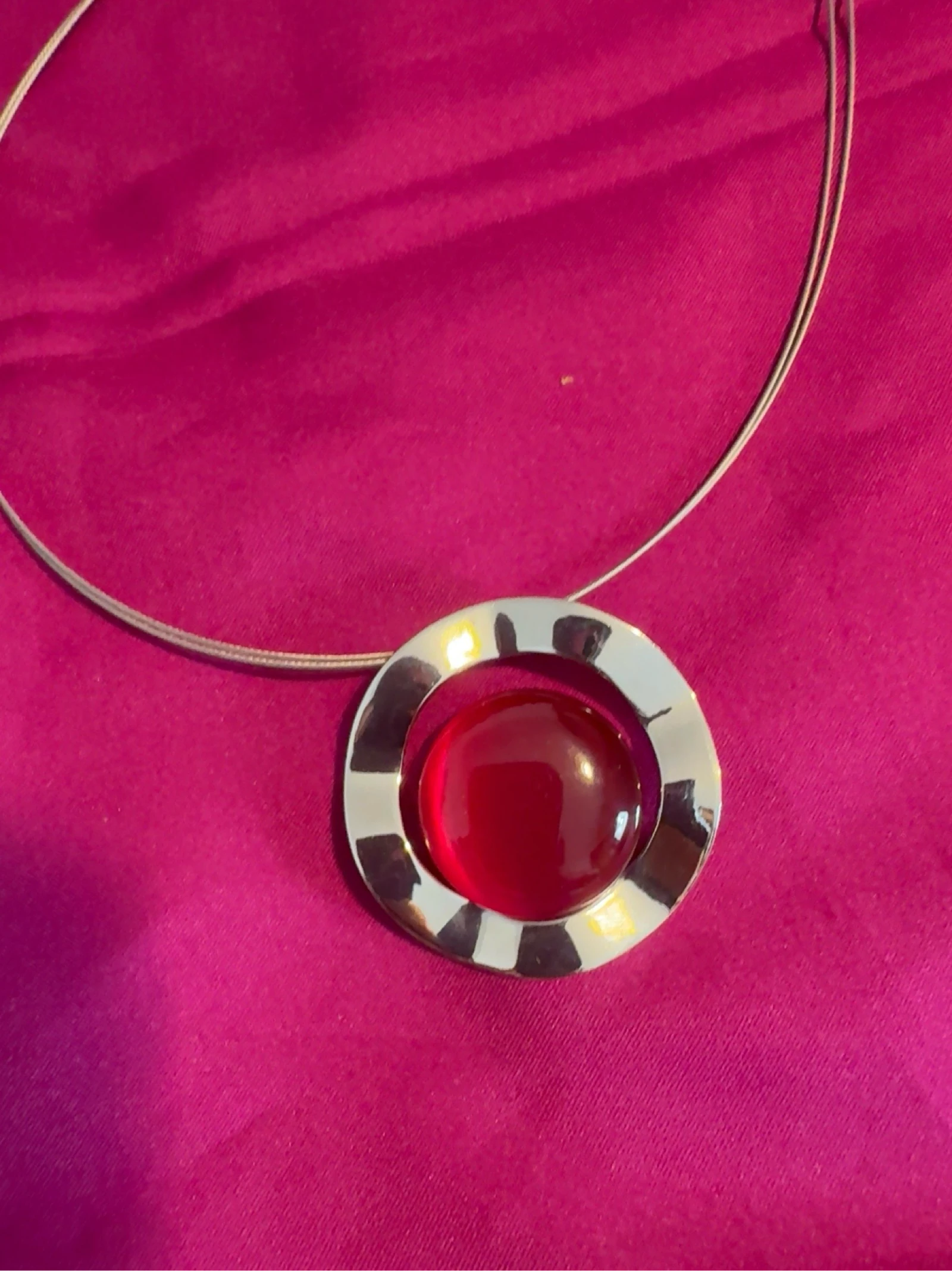 Collar de acero con cristal rojo estilo moderno